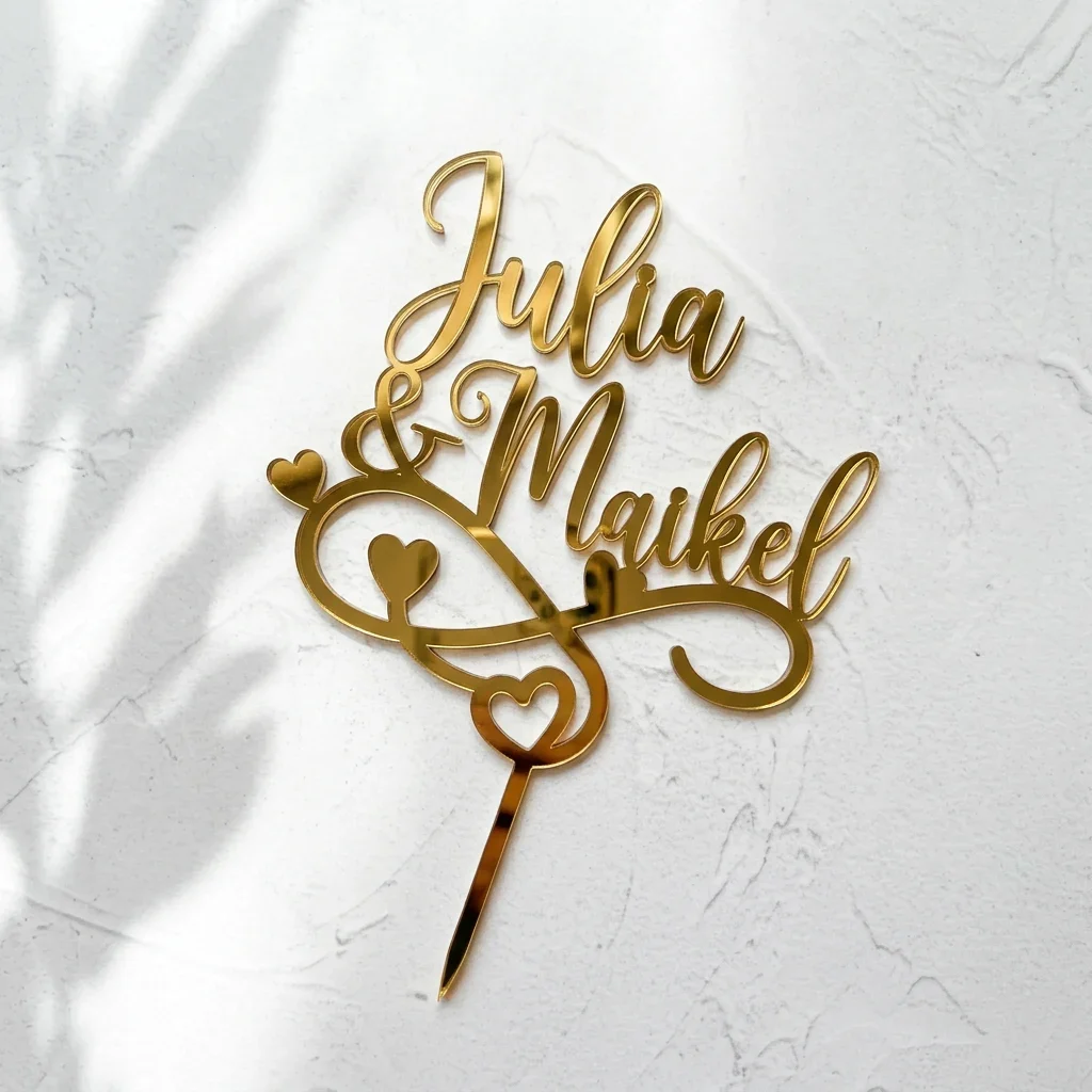 Taarttopper met namen en hartjes-goud